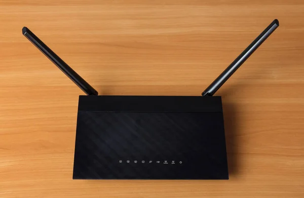 Router Wi-Fi para conectar múltiples dispositivos a Internet local, en la mesa —  Fotos de Stock