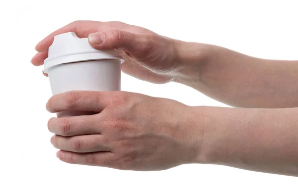 Las manos de las mujeres abren la tapa de la taza desechable para bebidas calientes, aislado en blanco — Foto de Stock