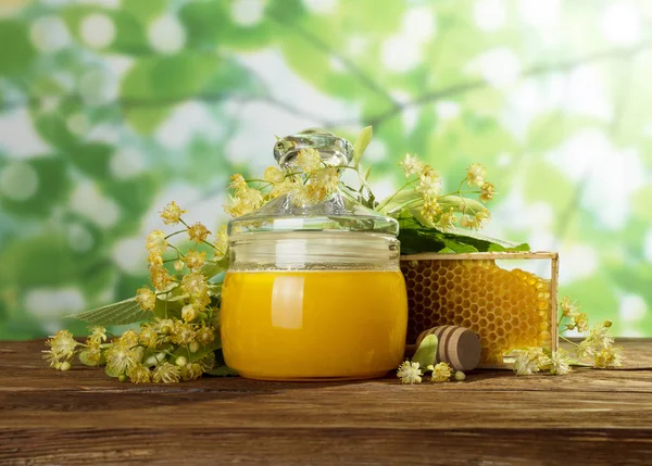Fiori di tiglio, miele in vaso e favi su fondo chiaro — Foto Stock