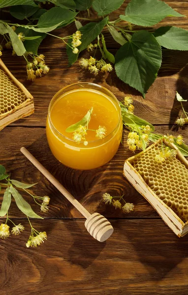 Včelí produkty a dřevěný medový agitátor, na hnědém povrchu — Stock fotografie