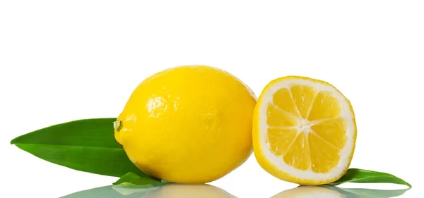 Jasně žlutý citron se zelenými listy a kouskem ovoce izolovaného na bílém — Stock fotografie