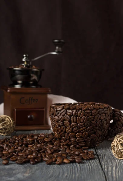 Cup made of coffee beans, scattered grain coffee, isolated on black — Stock Photo, Image