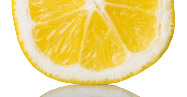 Die Hälfte der saftigen Zitrone in Nahaufnahme, isoliert auf weiß — Stockfoto