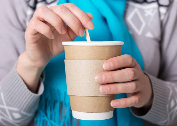 Tazza speciale per caffè caldo da asporto, in mani di donna — Foto Stock