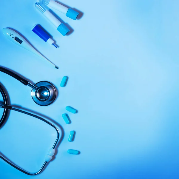Medische instrumenten voor diagnose en geneesmiddelen, op blauwe achtergrond — Stockfoto