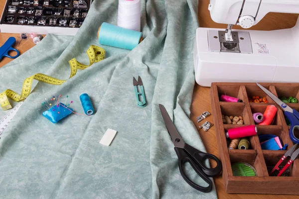 Sewing machine and cloth, set of sewing accessories on table — Stock Photo, Image