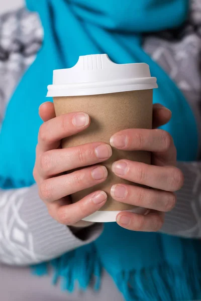 Šálek termosky na kávu odnést, v rukou žen — Stock fotografie
