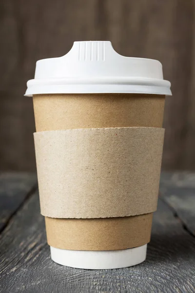 Cup-Wok pro horkou kávu odnést, na pozadí dřevěného povrchu — Stock fotografie