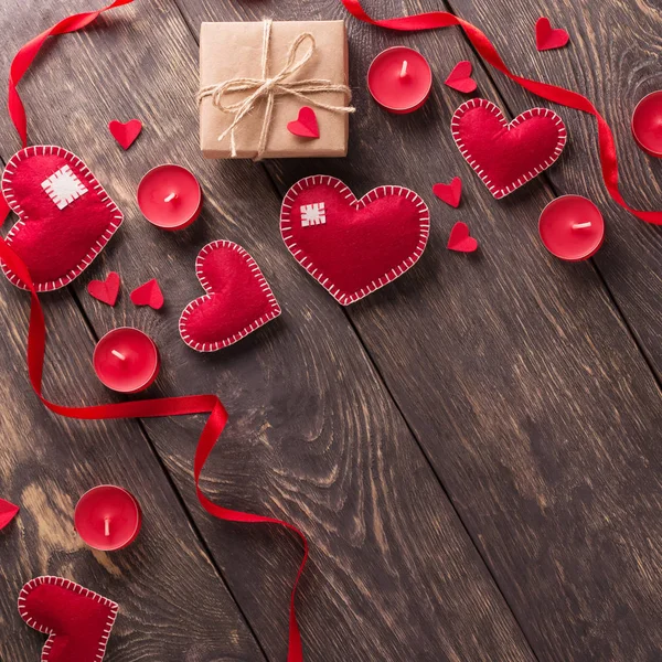 Composizione festiva di candele, cuori rossi e iscrizione Buon San Valentino — Foto Stock