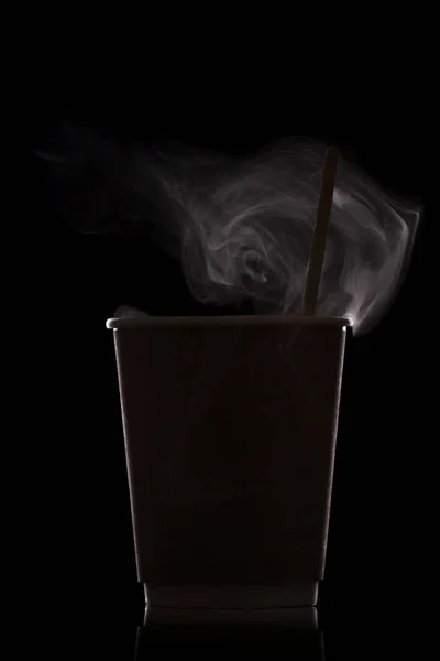 ホットコーヒーと紙コップ。シルエット。黒の背景に隔離された — ストック写真