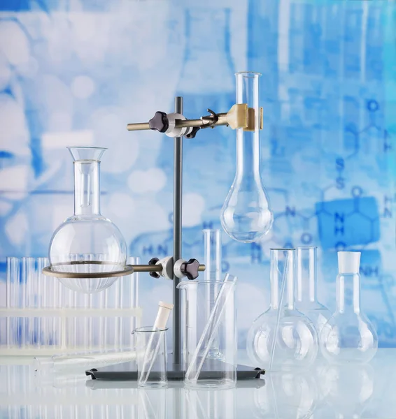 Laborbedingungen. Chemische Waagen, Stativ mit Laborkolben und Reagenzgläsern — Stockfoto