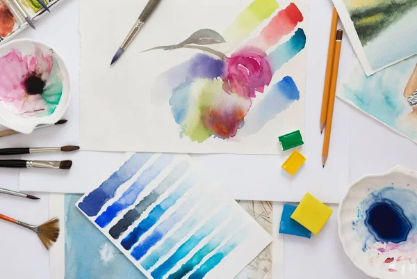 Aquarellfarben, Umrisse, Bleistifte und Mischplatte — Stockfoto