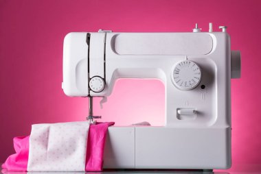 Çok işlevli dikiş makinesi, baskı altında kumaş, pembe