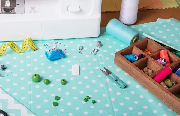 Macchina da cucire, accessori per cucire, panno per il taglio in tavola — Foto Stock