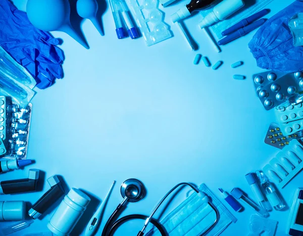 Set van geneesmiddelen en EHBO-apparaten thuis, op blauw — Stockfoto