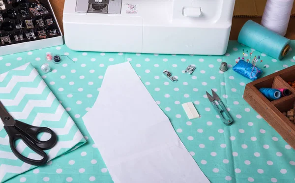 Máquina de costura, pés e acessórios de prensas removíveis, padrão de papel em tecido para corte — Fotografia de Stock