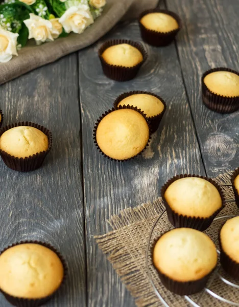 Aperitivo cupcakes recém-assados em moldes, na superfície cinza — Fotografia de Stock
