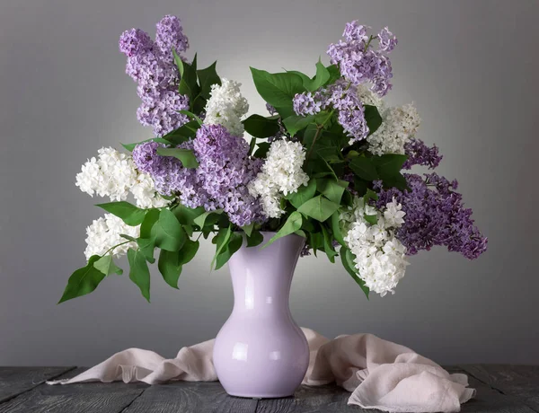 Buquê encantador de flores brancas e lilás em vaso em cinza — Fotografia de Stock