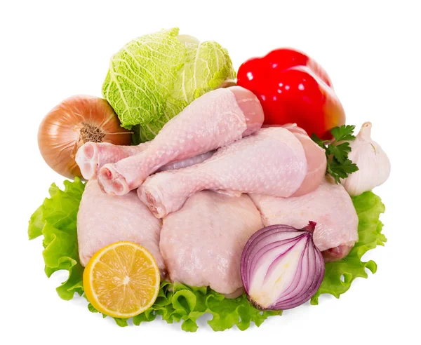 Conjunto de patas y verduras de pollo fresco para decorar, aislado en blanco — Foto de Stock