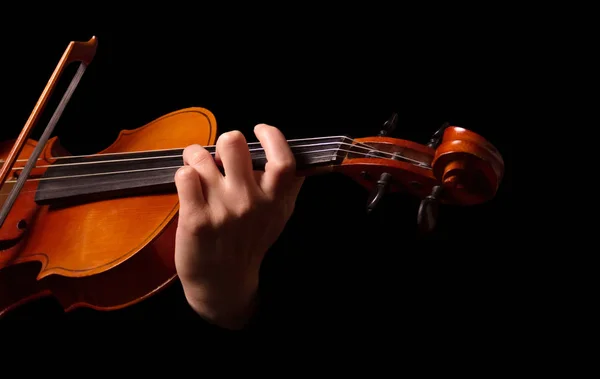 Violino em mãos de músico isolado em preto — Fotografia de Stock