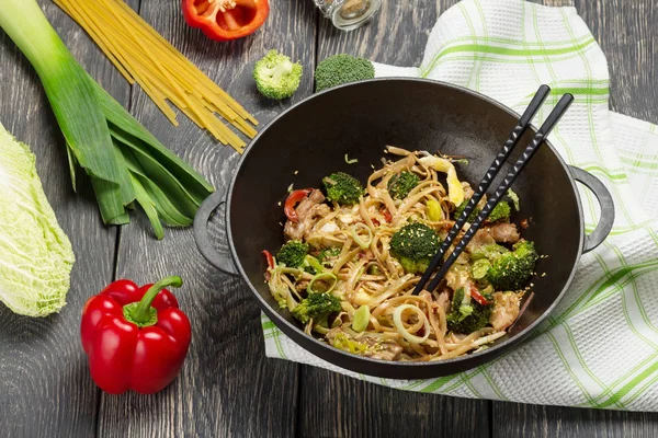 Prato picante em panela wok na toalha, alho-poró, repolho Pequim e pimenta — Fotografia de Stock