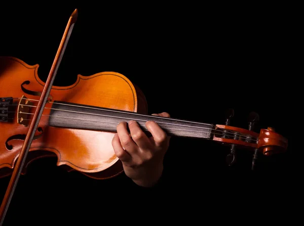 Instrument de musique à cordes, violon dans les mains de l'interprète, isolé sur noir — Photo