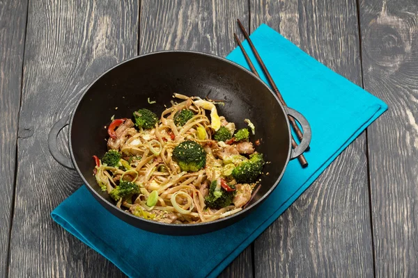 Prato asiático picante na frigideira wok na mesa — Fotografia de Stock