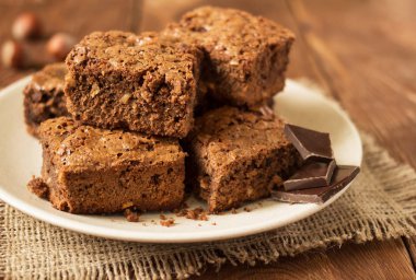 Çuval bezinde fındıklı ve çikolatalı büyük bir tabak kek var.