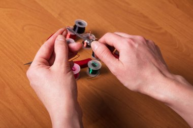 Masada mücevher yapımı için çok renkli tel ve alet takımı var. El yapımı.