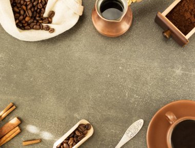 Torbada kahve çekirdekleri, bir kutu toz kahve, gri yüzeye karşı bitmiş içecekle turka.