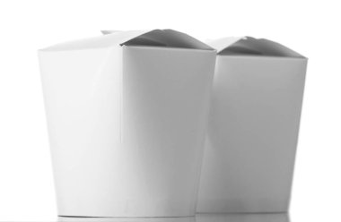 Beyaz arka planda izole edilmiş fast food paketleme için iki wok box