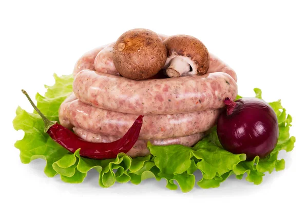 Rohe Schweine Und Rindfleischwürste Pilze Paprika Und Zwiebeln Auf Salatblättern — Stockfoto