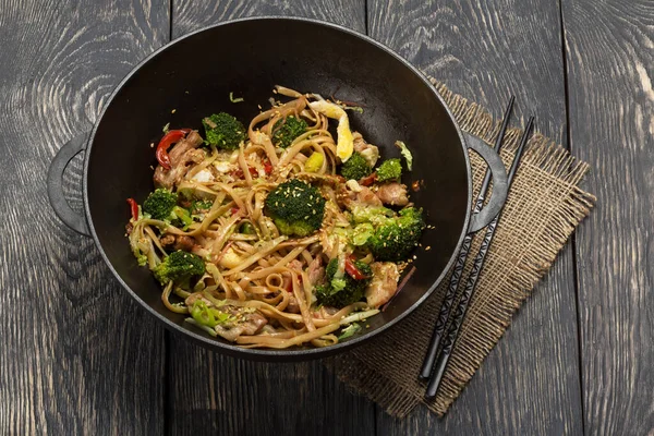 Panwok Nudlar Med Kött Och Broccoli Ätpinnar Ett Gammalt Träbord — Stockfoto