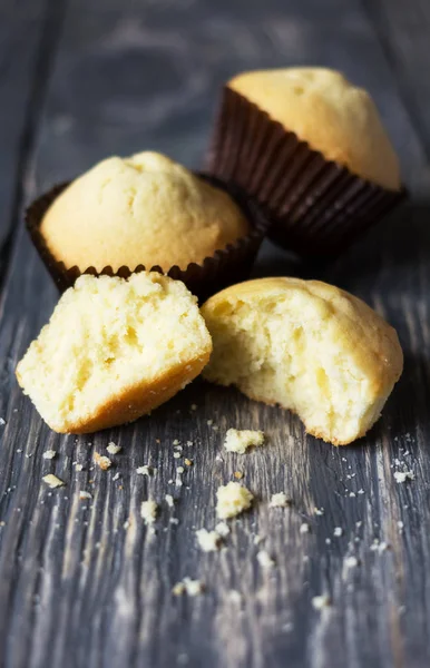 Vers Gebakken Cupcakes Liggen Een Oud Houten Oppervlak Volgende Gebroken — Stockfoto