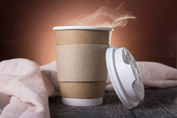 Tazza Thermos Usa Getta Con Caffè Aromatico Caldo Tavolo Legno — Foto Stock