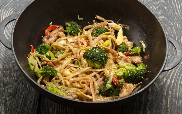 Kryddig Skål Med Nudlar Med Kött Och Broccoli Stekpanna Wok — Stockfoto