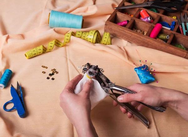 Suprimentos Costura Pinças Para Instalar Botão Roupa Mãos Costureira Contexto — Fotografia de Stock
