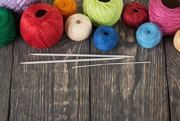 彩色棉线球团 用于深色木制表面刺绣 — 图库照片