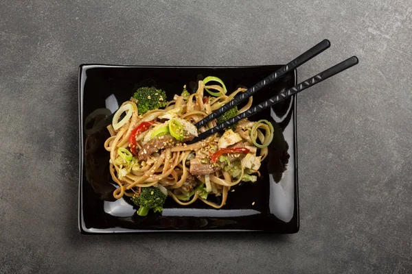 Tagliatelle Con Carne Verdure Nella Ciotola Tradizionale Cinese Bacchette Superficie — Foto Stock