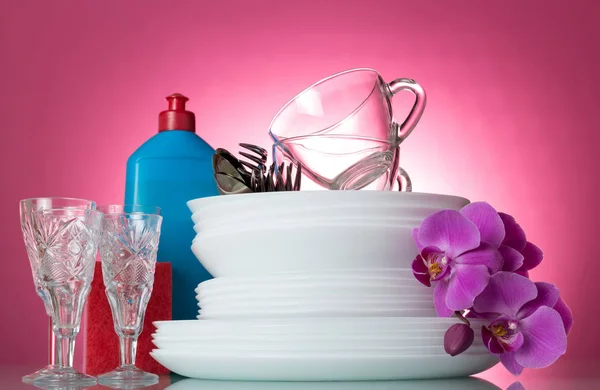 Tallrikar Bestick Kristallglas Och Koppar Flaska Med Tvättmedel Rosa Bakgrund — Stockfoto