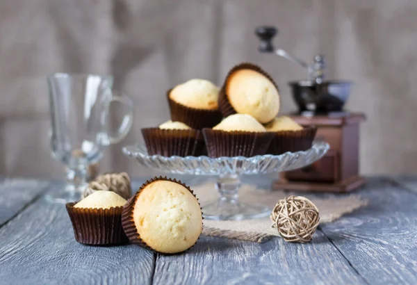 Ready Made Ruddy Cupcakes Large Glass Dish Gray Wooden Table — Stock Photo, Image