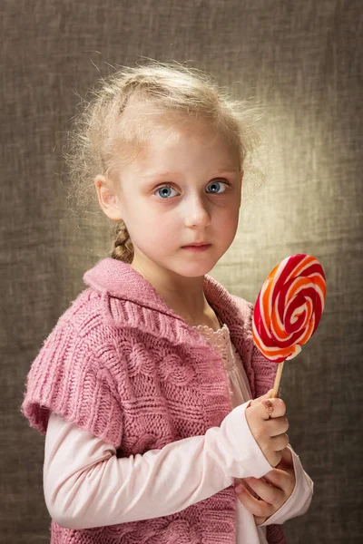 Маленькая Грустная Девочка После Болезни Конфетами Палочке — стоковое фото