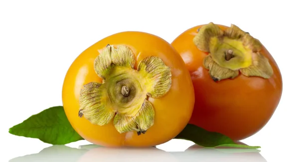 Twee Rijpe Tropische Persimmon Vruchten Met Bladeren Geïsoleerd Witte Achtergrond — Stockfoto