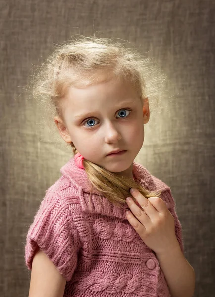 灰色の背景の悲しい小さな病気の女の子 — ストック写真