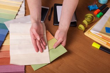 Masaüstünde dikiş, dikiş aksesuarları, not defteri ve kalem seçimi