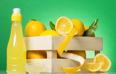Limon suyu, kutuda meyve, yeşil arka planda kabuklu limon dilimi.