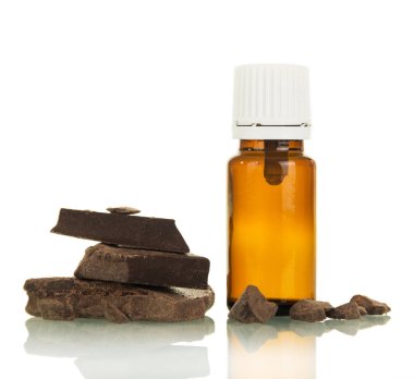 E-sigara içme sıvısı, beyaz arka planda izole edilmiş çikolata parçaları.