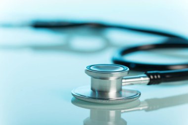 Foneendoskop tıbbi teşhis aracı, gri arkaplana yakın plan