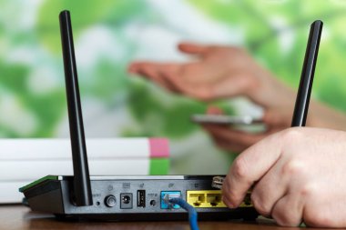Kablosuz ekipman, masadaki internet bağlantısı için modern Wi-Fi yönlendirici.
