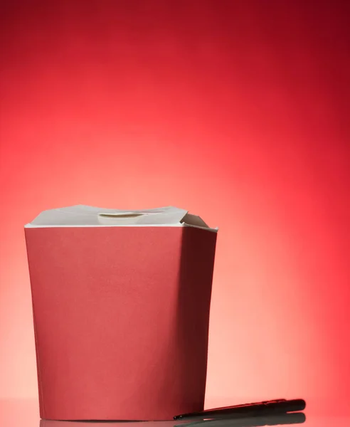 Box Vok Για Συσκευασία Ζεστού Γρήγορου Φαγητού Κόκκινο Φόντο — Φωτογραφία Αρχείου